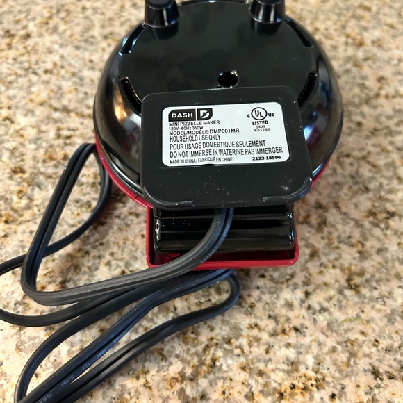 Dash mini Pizzelle Maker. 4” cooking surface. - Picture 5 of 5